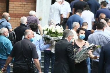 (FOTO) Suza suzu stiže: Sahranjen doajen srpskog fudbala Ilija Petković!