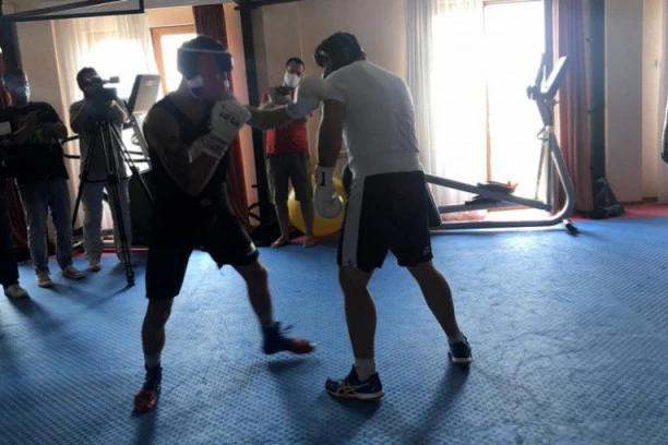 (VIDEO) RAŽNATOVIĆ "ZAPALIO" RUKAVICE: Veljko kao da nije ni izlazio iz ringa!