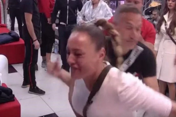 (VIDEO) PIČVAJZ U TOKU EMISIJE: Besan Gagi Đogani napao Jelenu zbog Lune, onda je SKOČILA Anabela!