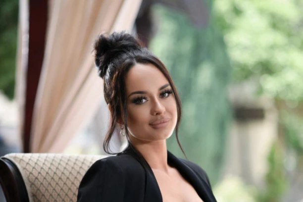 (FOTO) KAO OD MAJKE ROĐENA! Žena od sultana se skinula, sve oči uprte u nju!