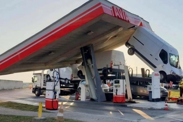 (ŠOK FOTO) Neviđeni KARAMBOL na pumpi u Francuskoj: Krov se srušio, vozila ispreturana - prizor kao u filmu!