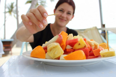 Voćna salata sa nanom: Recept za zdravo osveženje puno slasti!