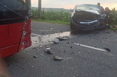 TEŠKA SAOBRAĆAJNA NESREĆA NA SMEDEREVSKOM PUTU: Auto udario u autobus, poginuo vozač!