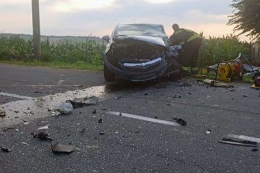 Teška saobraćajna nesreća: Automobil sleteo sa puta, poginule dve osobe