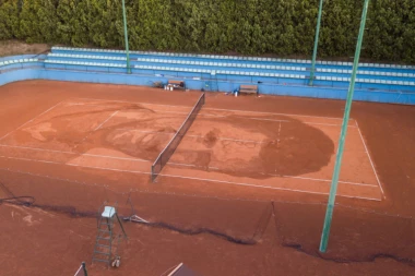 (FOTO) Ovu počast Nadal i Federer nisu doživeli: Lik Novaka Đokovića "oslikan" na šljaci - osvanulo pravo umetničko delo u Beogradu!