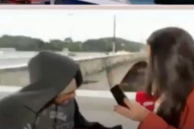 (VIDEO) Napao nožem i opljačkao novinarku u programu uživo