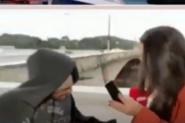 (VIDEO) Napao nožem i opljačkao novinarku u programu uživo