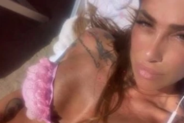 (FOTO) OVDE MU JE NAJBOLJE: Se*si mama ne da sinu da napusti klub