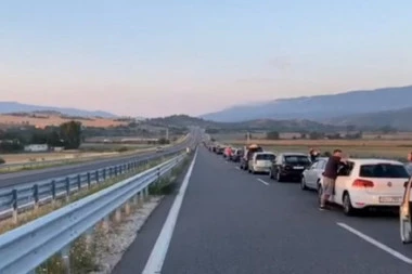 (VIDEO) DO GRČKE BRŽE PEŠKE NEGO KOLIMA: Na graničnom prelazu kolona automobila duga kao Kineski zid!