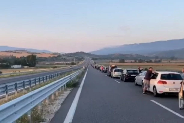 NOĆNA MORA NA GRANICI: Hiljade turista u koloni čeka na ulazak u Grčku!