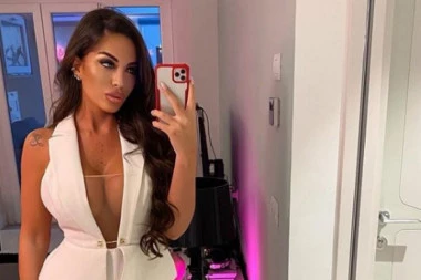 (FOTO) GRUDI SAMO ZA MARADONU: Prelepa italijanska voditeljka ZAPALILA Napulj! Da li je OTKRILA previše?