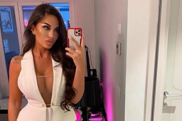 (FOTO) GRUDI SAMO ZA MARADONU: Prelepa italijanska voditeljka ZAPALILA Napulj! Da li je OTKRILA previše?