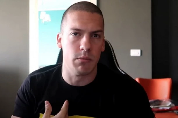 BAKA PRASE PREBIJEN? Jutjuberu lice u podlivima, nikome nije jasno šta se desilo! (FOTO)