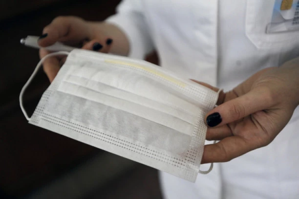 Hrvatske apoteke prodaju maske koje neutrališu virus, a uskoro bi mogle da se nađu i kod nas