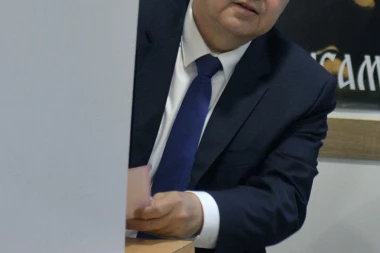 ŽESTOKA RASPRAVA U SKUPŠTINI SRBIJE: Fajt zbog plata!