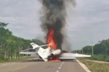 (VIDEO) Meksiko: Zapalio se avion koji je prevozio drogu