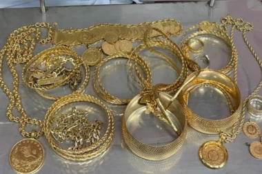 OPLJAČKAN ADVOKAT ZVEZDANA JOVANOVIĆA! Dve žene mu upale u stan i odnele zlato!