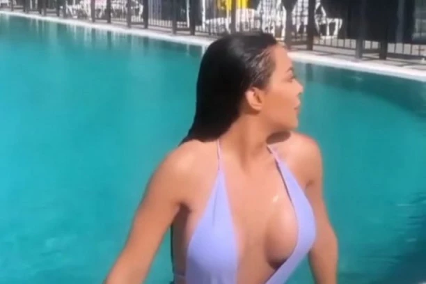 (VIDEO) BEZOBRAZNO POHOTNA! Topalkova ćerka izronila iz bazena, sevnule grudi u krupnom kadru!