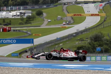 (FOTO) SLIKA KOJA JE OBIŠLA SVET: Ovi vozači Formule 1 su ODBILI da kleče!