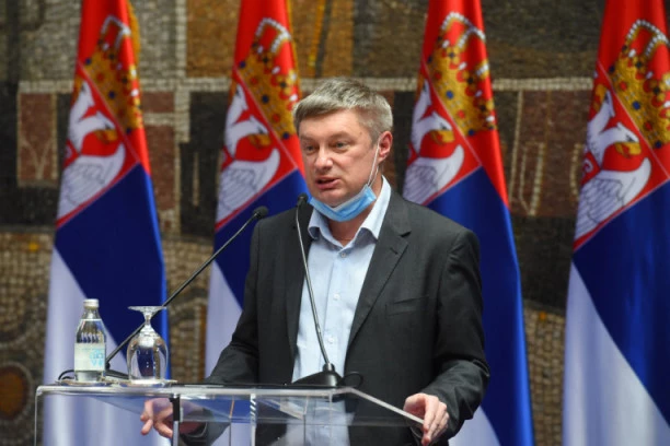 DRAMATIČNO UPOZORENJE DOKTORA STEVANOVIĆA: Sada su mladi na udaru! Sve ih je više sa teškom kliničkom slikom, OVAJ VIRUS JE NEPREDVIDIV