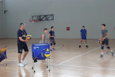 (FOTO) Batez posetio odbojkaški kamp "Dejan Brđović"