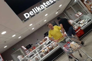 (FOTO) UHVAĆEN! Leka bez maske u šopingu!