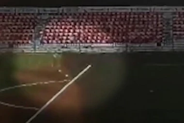 (UZNEMIRUJUĆI VIDEO) Grom udario mladog golmana na treningu!