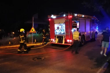 POŽAR NA VOŽDOVCU! Zapalila se mašina za veš, starija žena prevezena na VMA