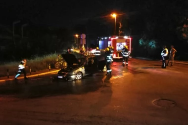 (FOTO SA LICA MESTA) Na Banovom brdu se zapalio auto u pokretu: Komšije čule dve jake eksplozije!