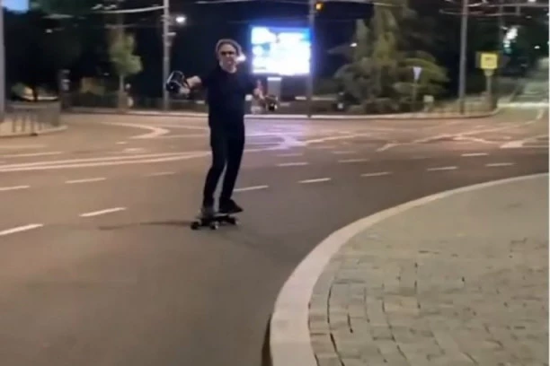 (VIDEO) OVO MORATE POGLEDATI! Željko testirao svoj patent u srcu Beograda: Vožnja oko Slavije uz pomoć turbo mlaznica