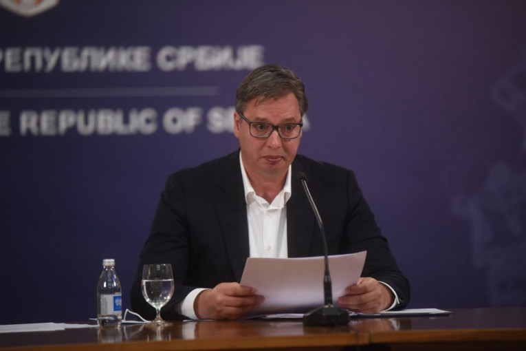 (VIDEO) KRIVAC SVIMA ZA SVE: Opšti juriš na predsednika Srbije