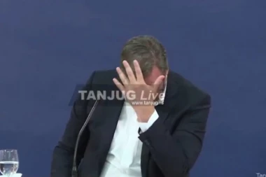(FOTO) VUČIĆ SE UHVATIO ZA GLAVU: Predsednik Srbije priznao da sebe krivi samo za jednu stvar, evo koju!