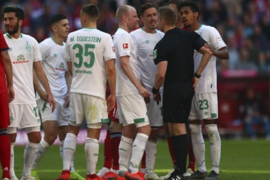 (VIDEO) NEREDI U NEMAČKOJ: Huligani KAMENOVALI Veljkovića i igrače Verdera!