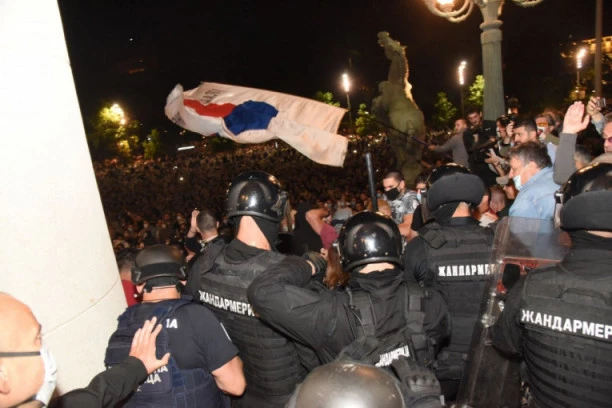 (VIDEO, FOTO) BRUTALAN napad demonstranata na policiju ispred Skupštine Srbije