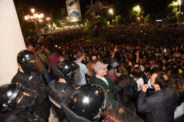 SNS Kladovo najoštrije osuđuje nasilje i upad u zgradu Narodne skupštine Srbije