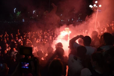 Huligani ne odustaju! Pesnica u stomak snimatelju Tanjuga, rulja sasula kamenje i limenke na policiju