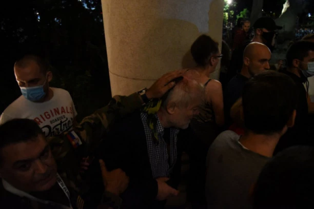 Evo ko VOĐA upada u Skupštinu i čije pristalice su napale srpsku policiju u centru prestonice!