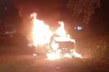 Gori automobil na Novom Beogradu: Sumnja se da je požar podmetnut?!