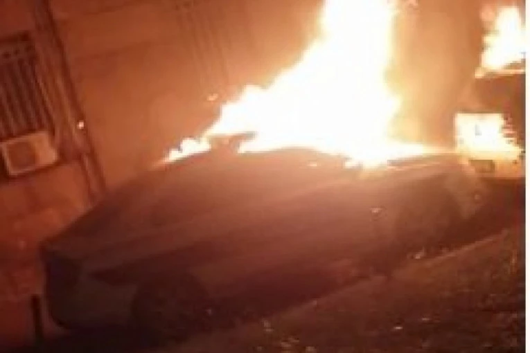 (VIDEO, FOTO) VATRA U CENTRU! Huligani zapalili vozilo policije, kod crkve Svetog Marka blokirali prolaz vatrogascima