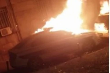 (VIDEO, FOTO) VATRA U CENTRU! Huligani zapalili vozilo policije, kod crkve Svetog Marka blokirali prolaz vatrogascima