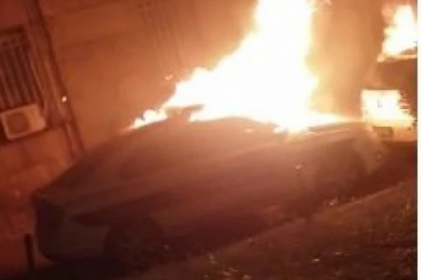 (VIDEO, FOTO) VATRA U CENTRU! Huligani zapalili vozilo policije, kod crkve Svetog Marka blokirali prolaz vatrogascima