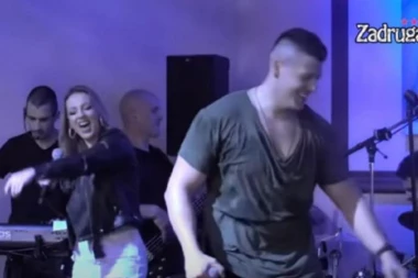 (VIDEO) Sloba Radanović odlepio za ovom zadrugarkom?! Celu noć ga je gledala zavodljivo: Posvetio joj je pesmu, svi su  SVE videli! PRŠTI sve između njih!
