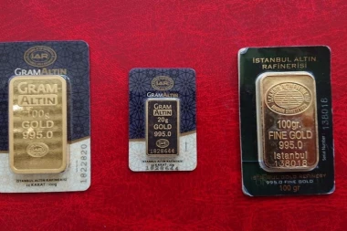 (FOTO) Šta to viri između nikotinskih štapića? Sakrili INVESTICIONO ZLATO u paklici cigareta!