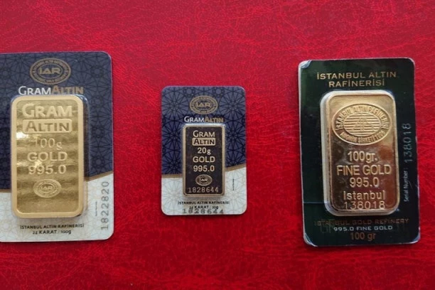 (FOTO) Šta to viri između nikotinskih štapića? Sakrili INVESTICIONO ZLATO u paklici cigareta!