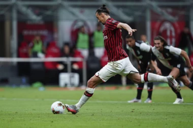 OKRŠAJ TITANA: Ronaldo pokušao da isprovocira Zlatana, ovaj ga prostrelio pogledom i postigao gol