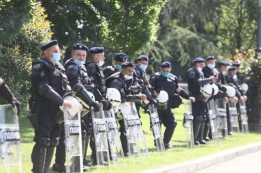 (VIDEO, FOTO) KORDON POLICIJE ISPRED SKUPŠTINE! Prestonica uništena, huligani i večeras najavili nered
