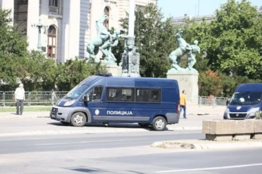 NEURAČUNLJIV DIVLJAO ISPRED SKUPŠTINE! Evo šta će biti sa muškarcem koji je autom probio ogradu i mlatio šipkom