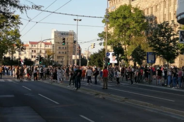NAŠA REPORTERKA U CENTRU GRADA! Pogledi svi upereni u Skupštinu, demonstranti blokirali Beograd, žandarmerija se grupiše