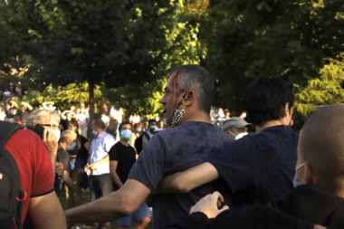 (ŠOK VIDEO) Trifunović sa krvavom glavom beži od policije u pratnji OBEZBEĐENJA!