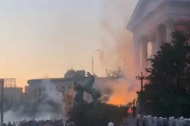 (VIDEO) Huligani prave haos ispred Skupštine: Bakljama i suzavcem napali policiju